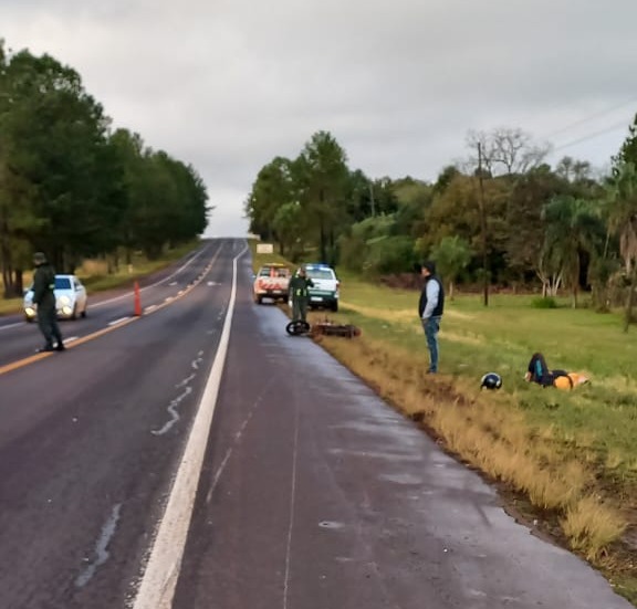 Eldorado: Un motociclista resultó herido tras chocar con un toldo que se desprendió de una camioneta sobre Ruta 12